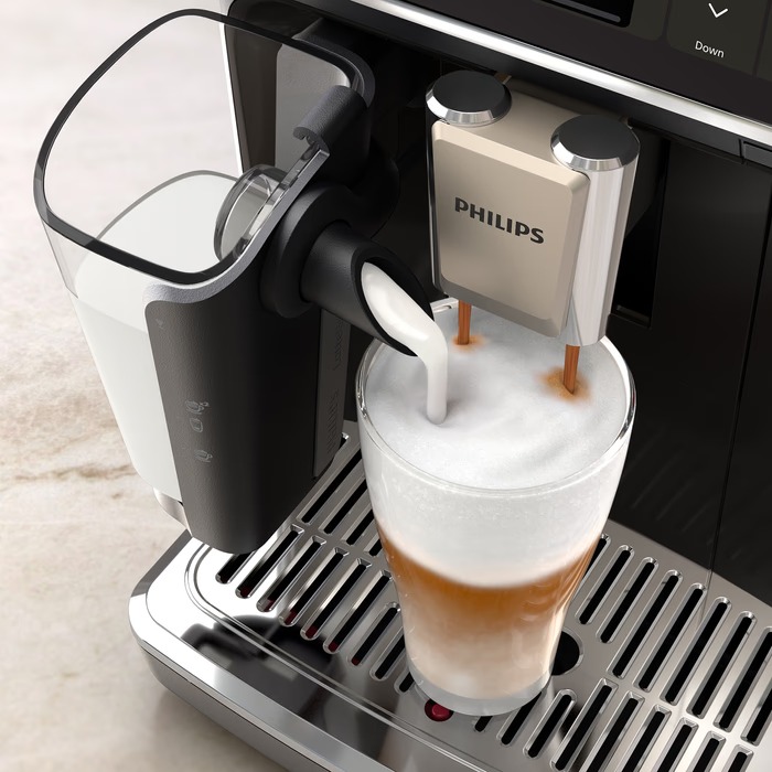  Cận cảnh hệ thống LatteGo rót lớp bọt sữa mịn xuống ly thuỷ tinh