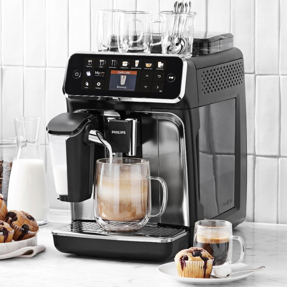 Máy pha cà phê Philips với bình sữa LatteGo đang pha ly cà phê sữa