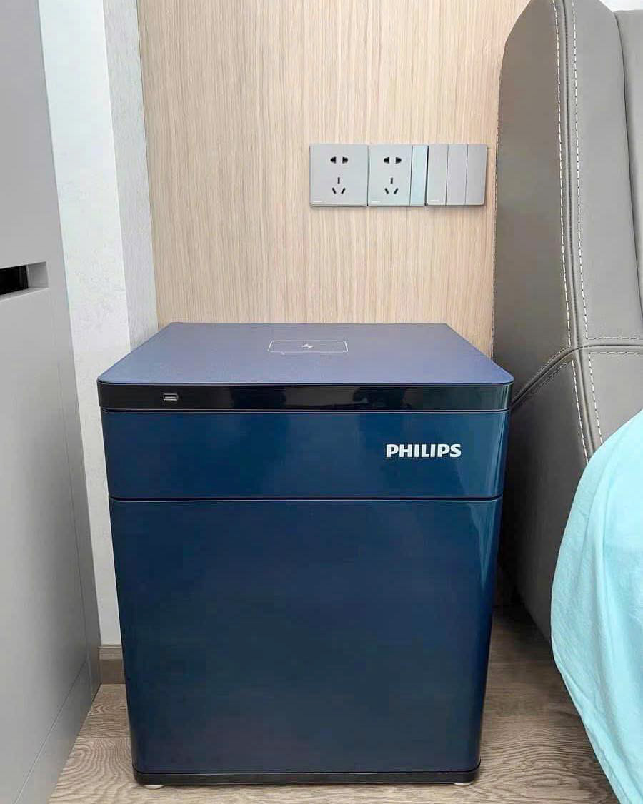 Két sắt Philips SBX301 màu xanh coban đặt cạnh giường trong phòng ngủ