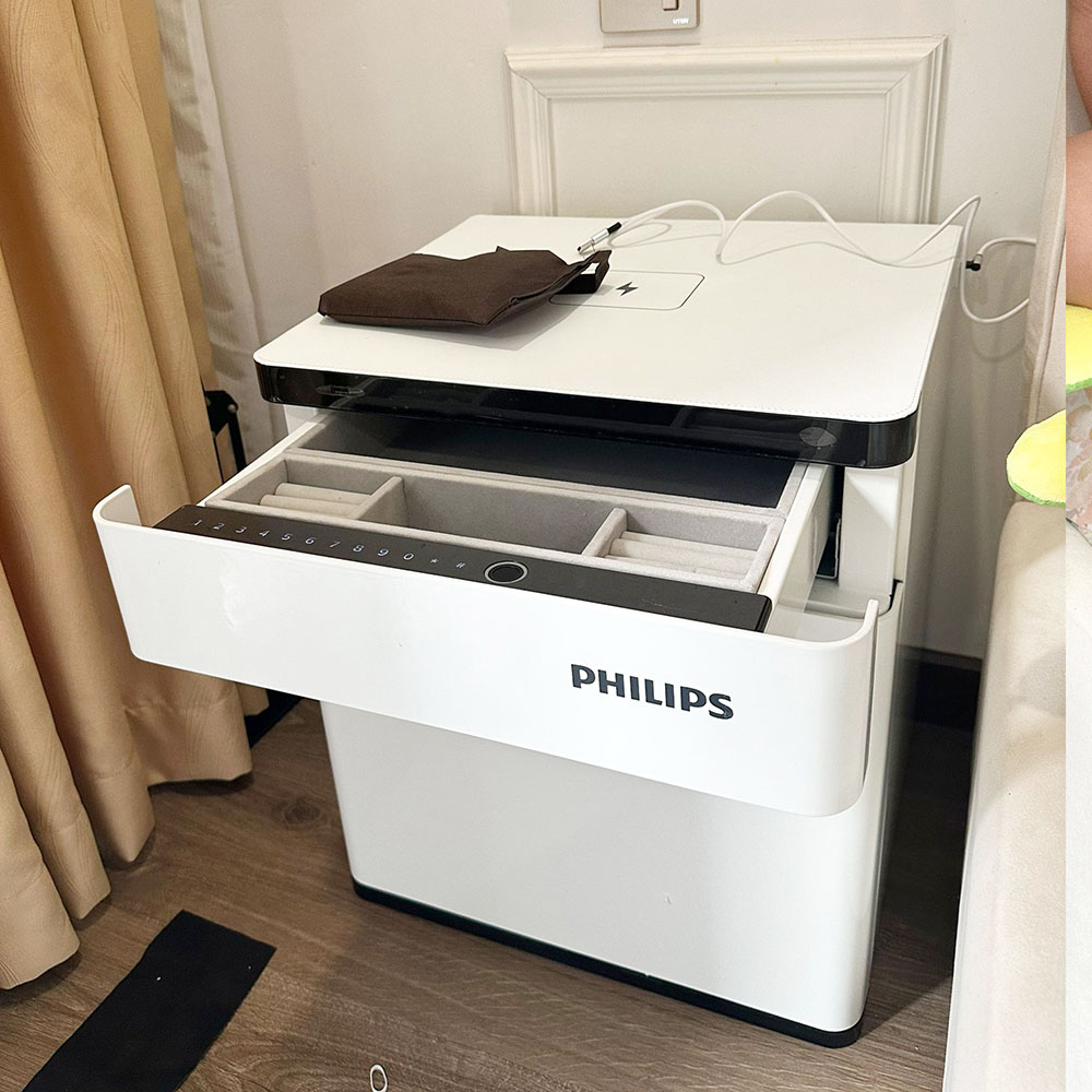 Két sắt Philips SBX301 mở ngăn kéo trong buổi bàn giao tại nhà