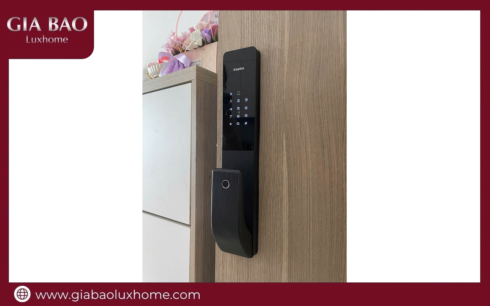 Bàn phím mã số của khóa cửa Kaadas Q15-5WK lắp trên cánh cửa gỗ