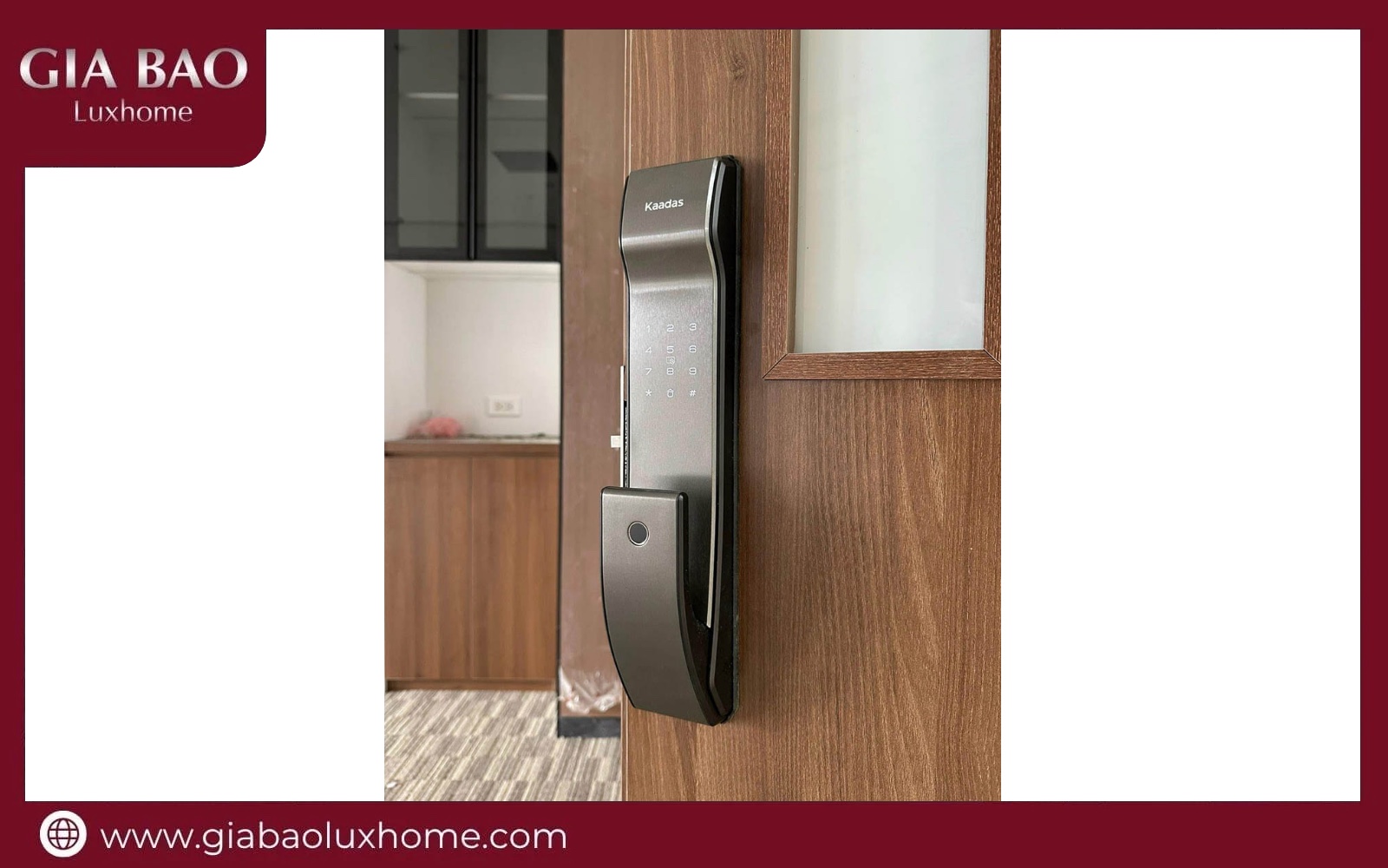 Khóa vân tay Kaadas K9-5W lắp trên cánh cửa gỗ của căn hộ